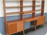 Hylla i teak, skåp med
skjutdörrar, lådor skrivskiva, 50-tal