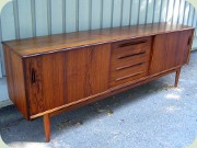 Troeds Cortina av Nils
Jonsson långt sideboard i jakaranda med
skjutdörrar och 4 lådor 60-tal