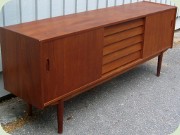 Troeds Trio sideboard
i teak av Nils Jonsson sent 50-tal-60-tal med
skjutdörrar och 5 lådor