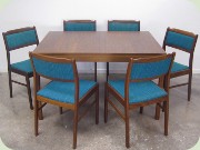 Rektangulärt matbord
                          och 6 klädda stolar
