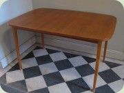 Rektangulärt matbord i
                          teak med svängda sidor