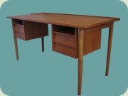 Skrivbord i teak
                          50-tal eller 60-tal, 2 hänghurtsar med vardera
                          2 lådor och hylla, lutande lådfronter